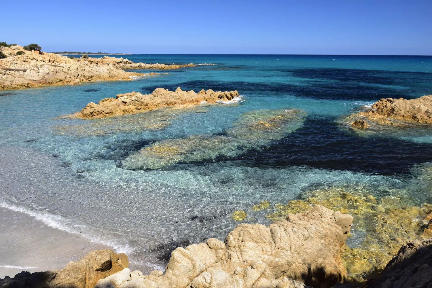 Mare cristallino di Cala Liberotto a 250 metri
